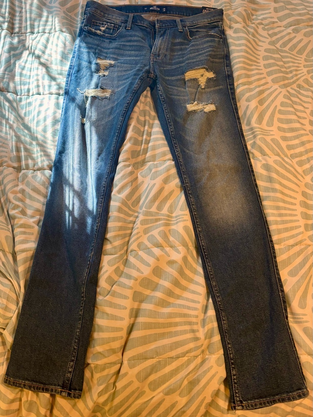 Hollister Men’s Distressed Dark Blue skinny Straight Jeans 32x34